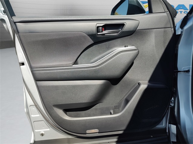 2021 Toyota Highlander LE photo 7