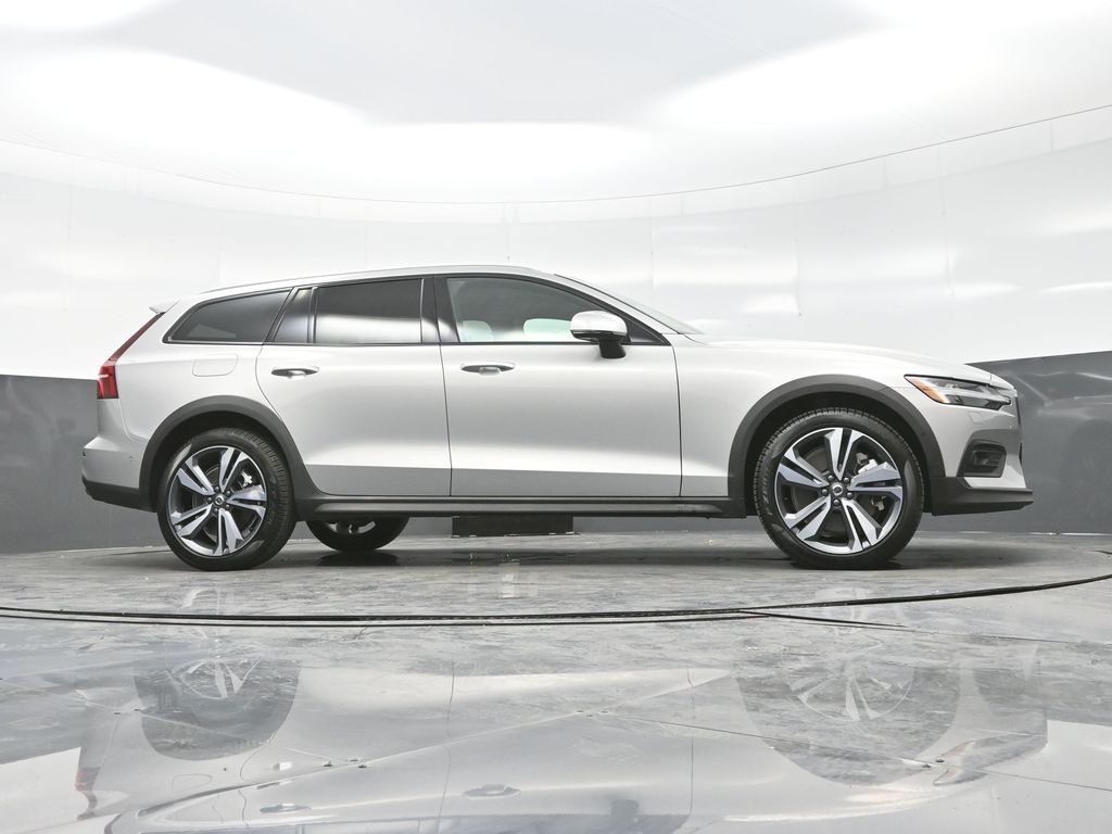 2025 Volvo V60 Cross Country B5 Plus photo 25
