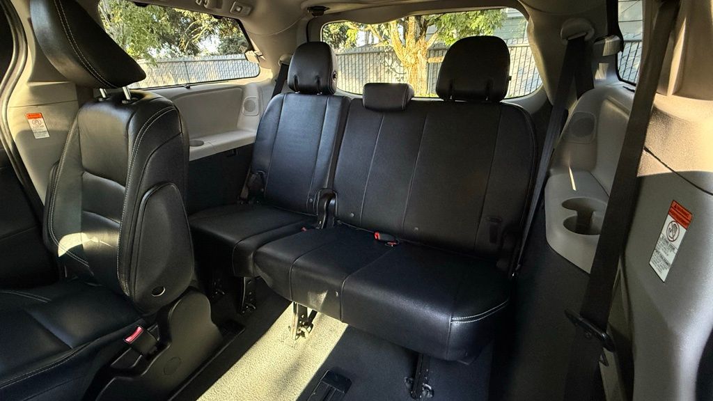 2020 Toyota Sienna SE Premium photo 18