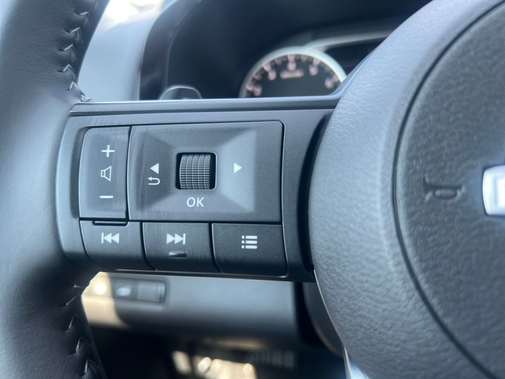 2025 Nissan Pathfinder SV photo 11