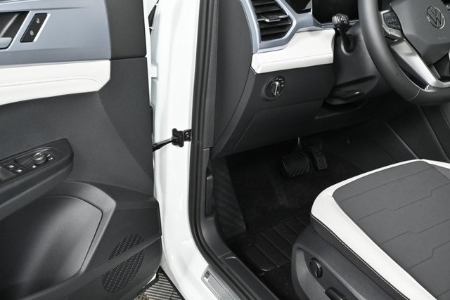 2025 Volkswagen Taos SE photo 2