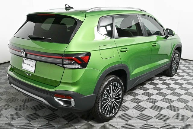 2025 Volkswagen Taos SE photo 3
