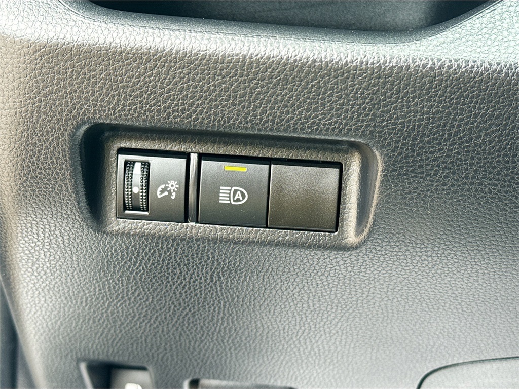 2025 Toyota RAV4 Hybrid XLE photo 16