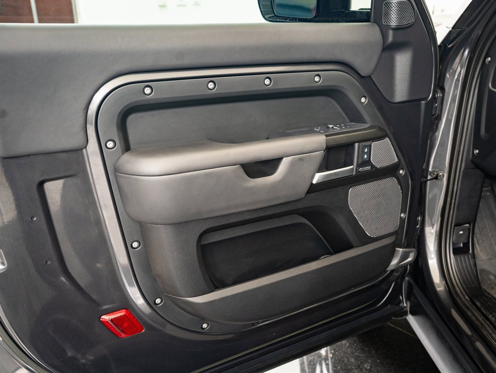 2023 Land Rover Defender 90 V8 photo 23