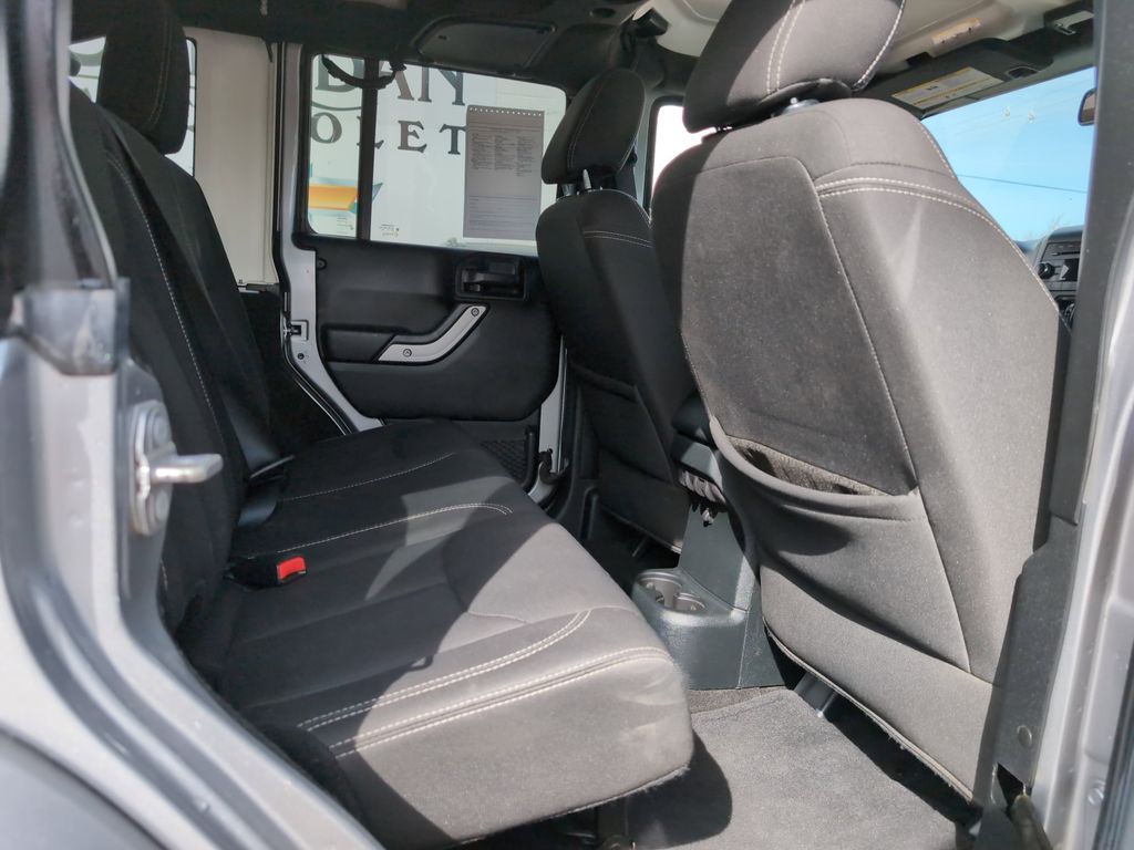 2017 Jeep Wrangler Unlimited Sahara photo 22