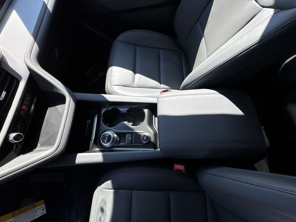 2025 Ford Explorer photo 23