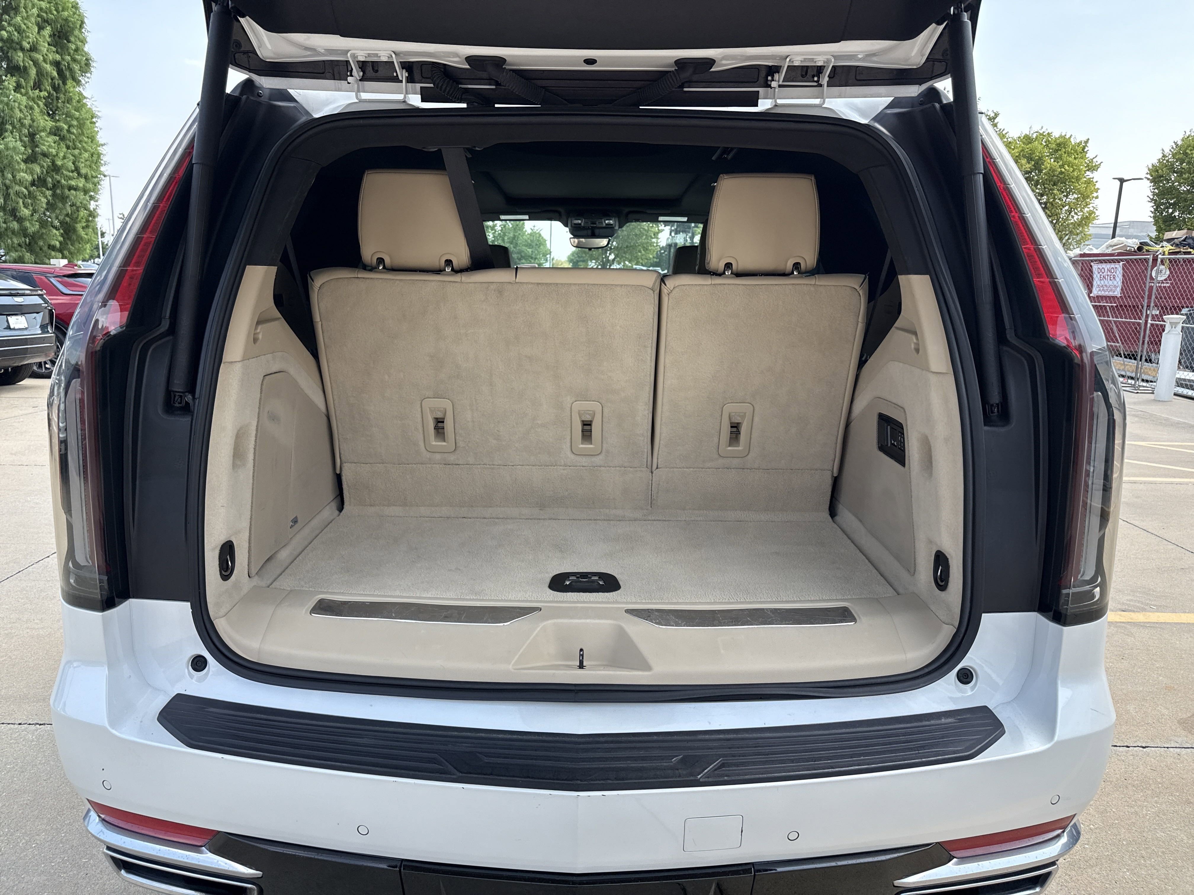 2023 Cadillac Escalade Premium Luxury photo 15