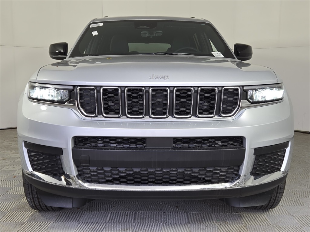2025 Jeep Grand Cherokee Laredo photo 3