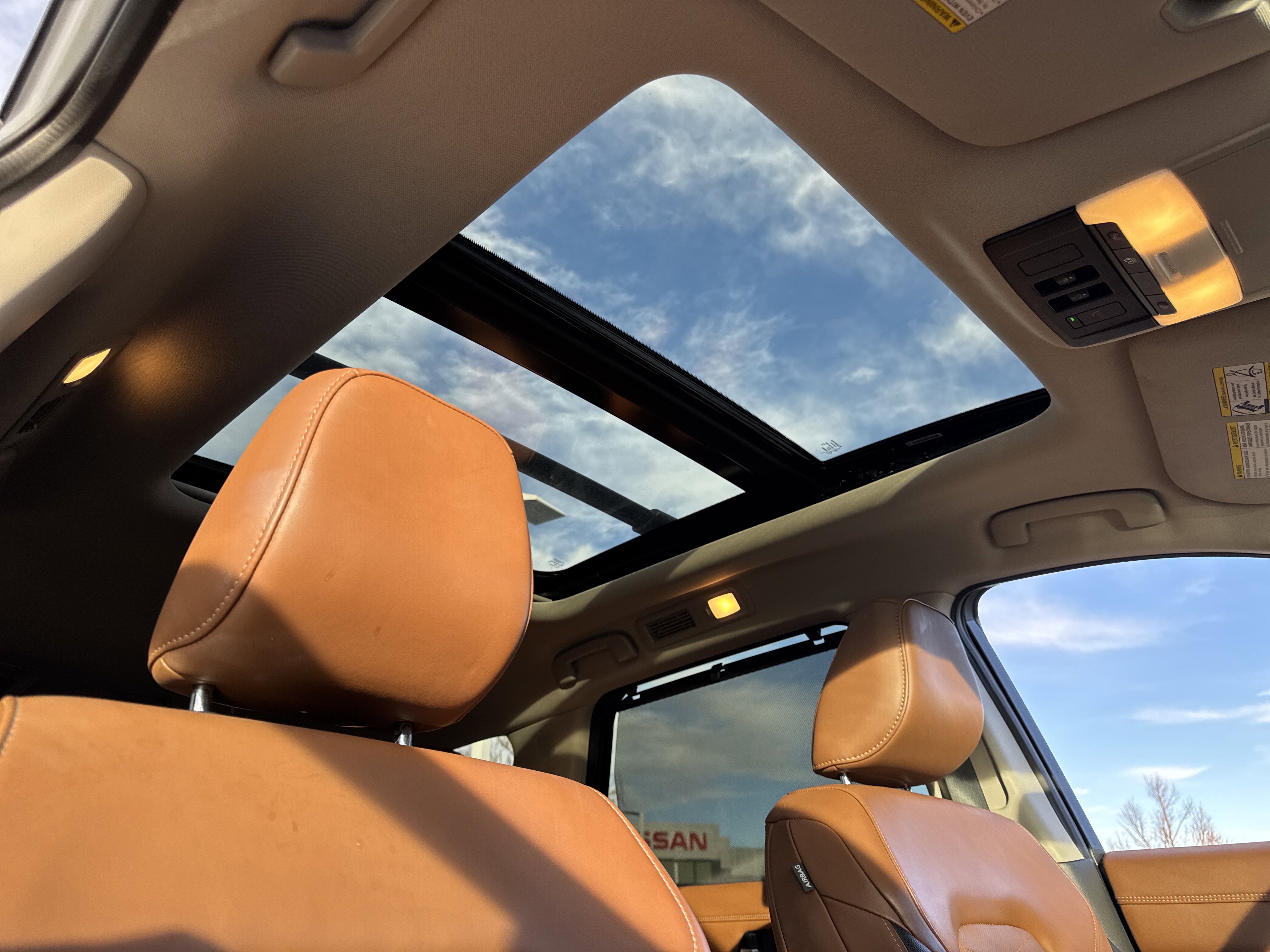 2022 Nissan Pathfinder Platinum photo 2