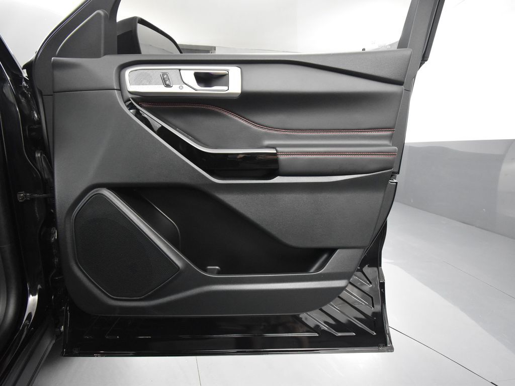 2024 Ford Explorer ST-Line photo 40