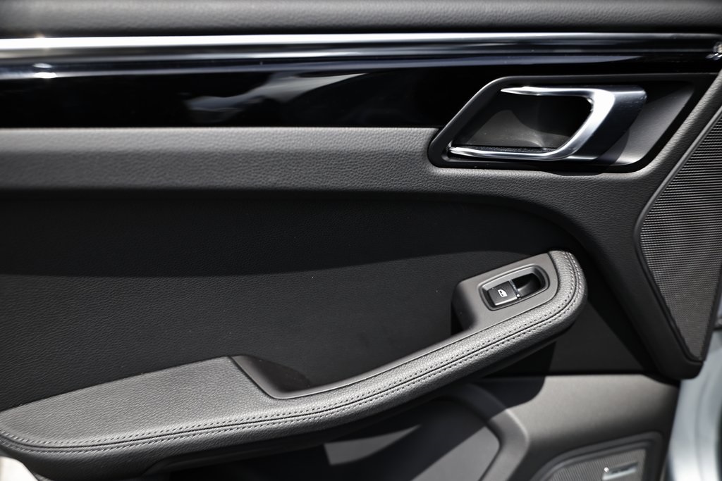 2024 Porsche Macan T photo 26