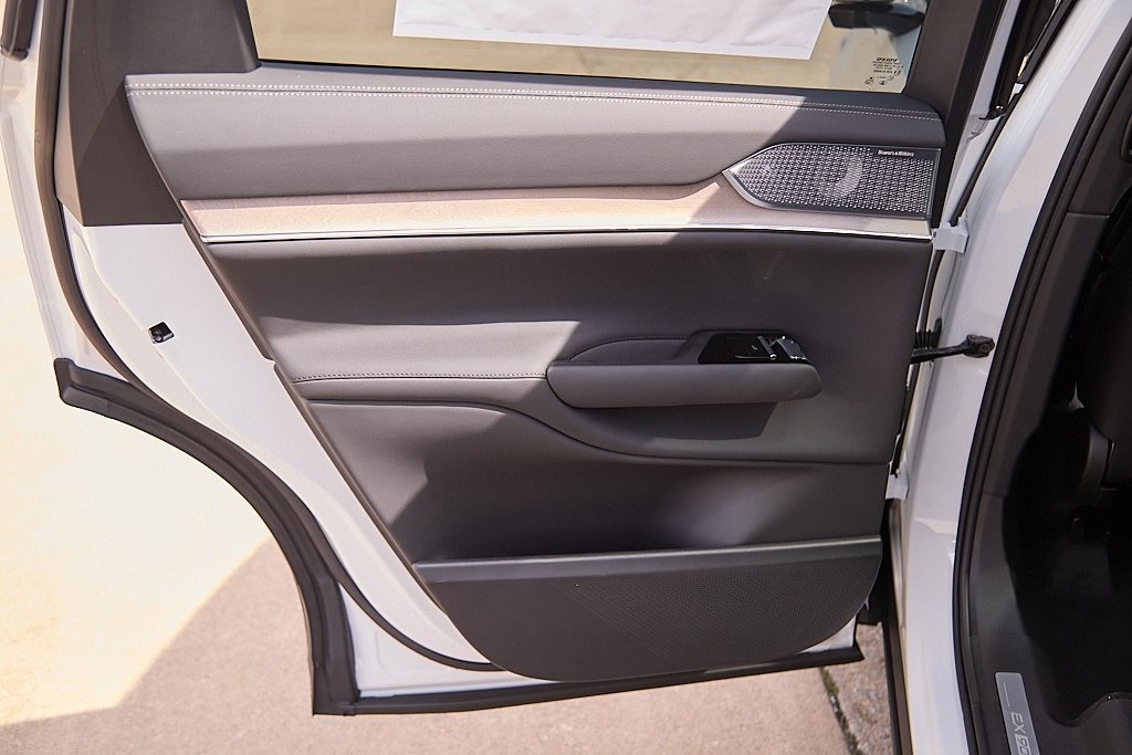 2025 VOLVO EX90 - Image 17