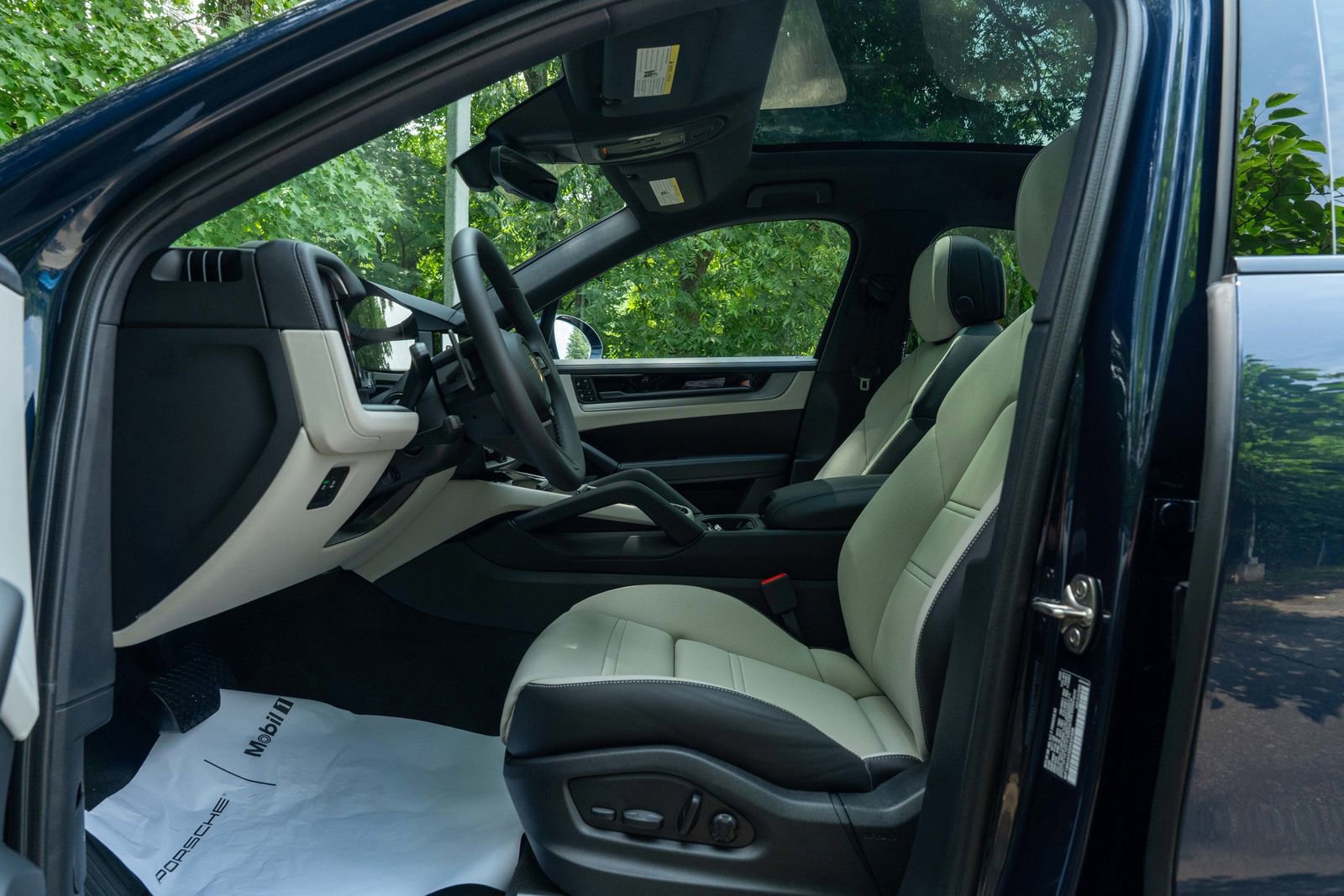 2025 Porsche Cayenne Base photo 24