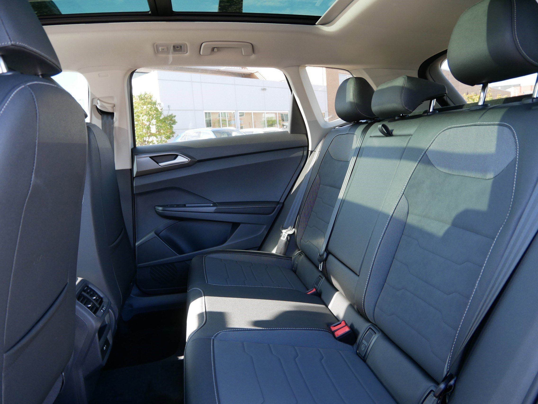 2025 Volkswagen Taos SE photo 4