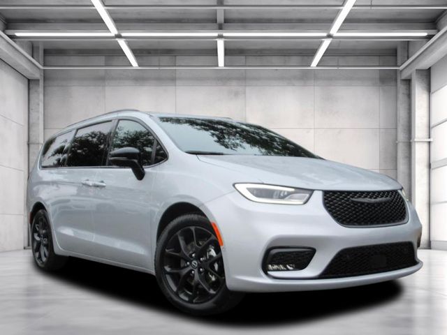 2026 Chrysler Pacifica Select's photo