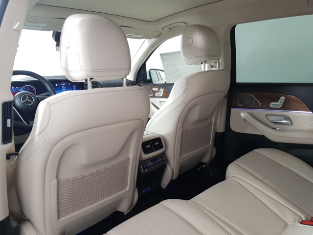 2025 Mercedes Benz GLS 450 4MATIC photo 8