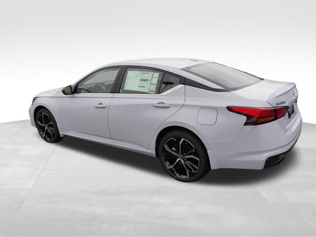 2025 Nissan Altima 2.5 SR photo 4