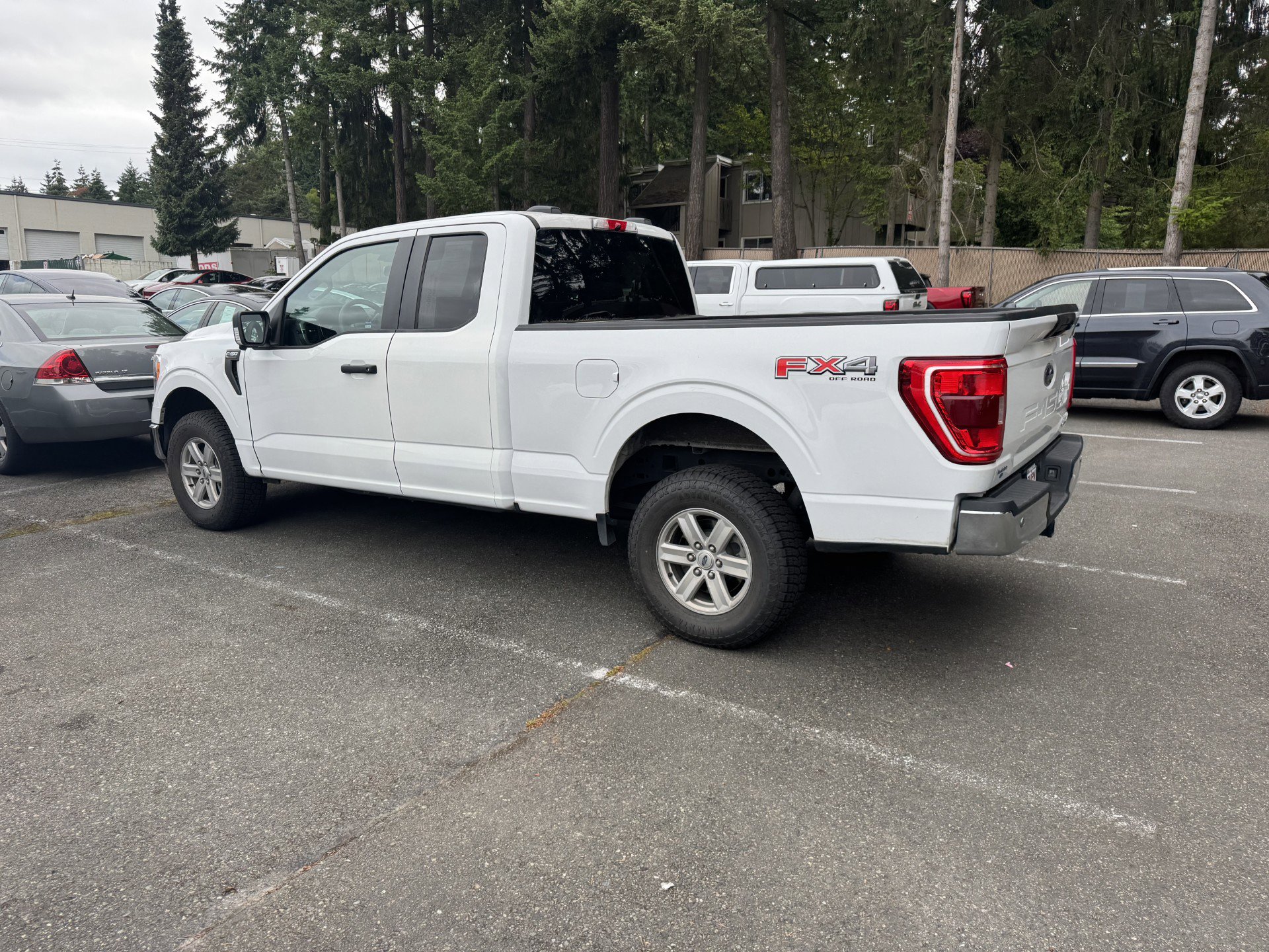 Used 2021  Ford XL image 1