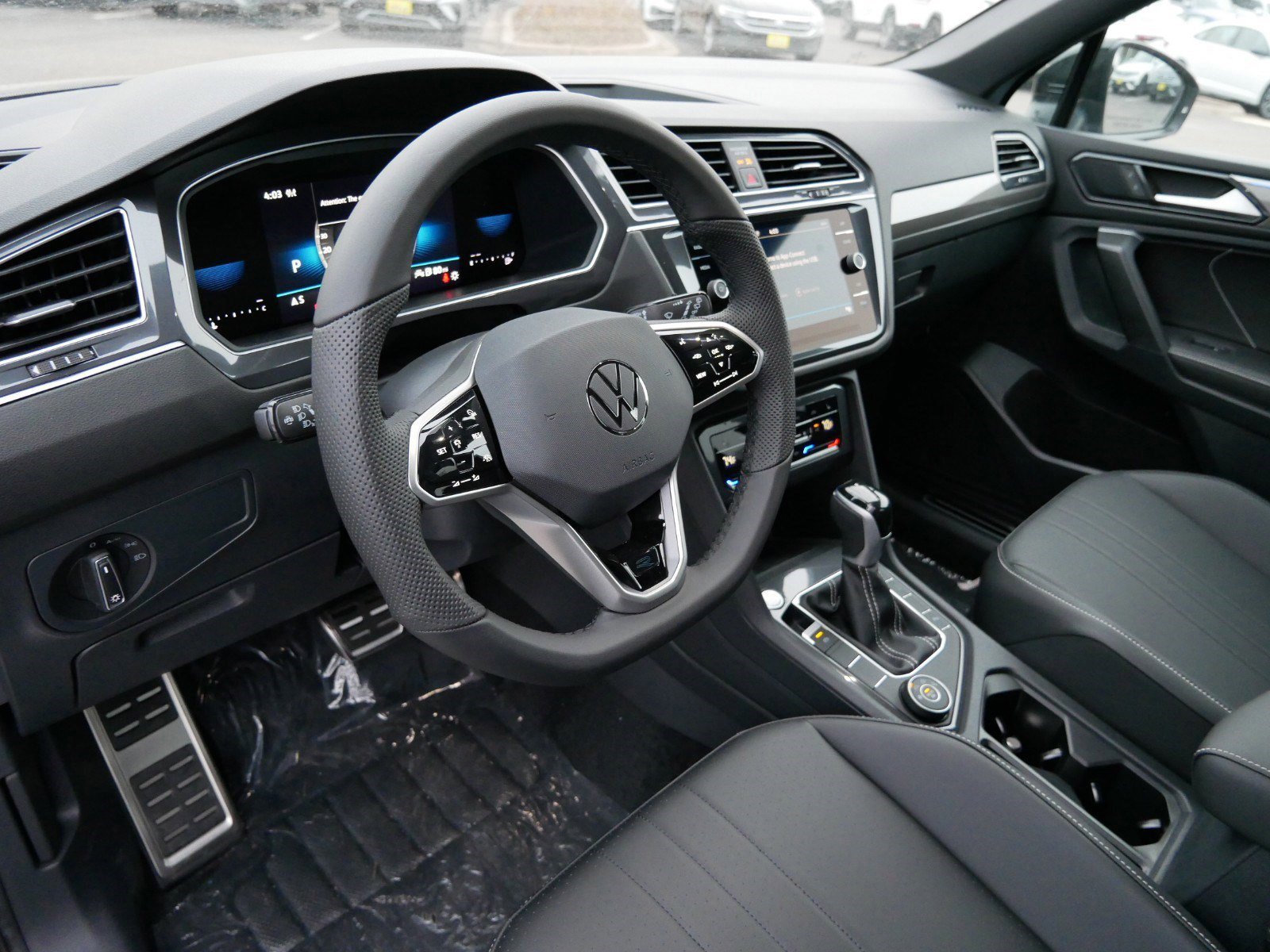 2024 Volkswagen Tiguan SE R-Line photo 2