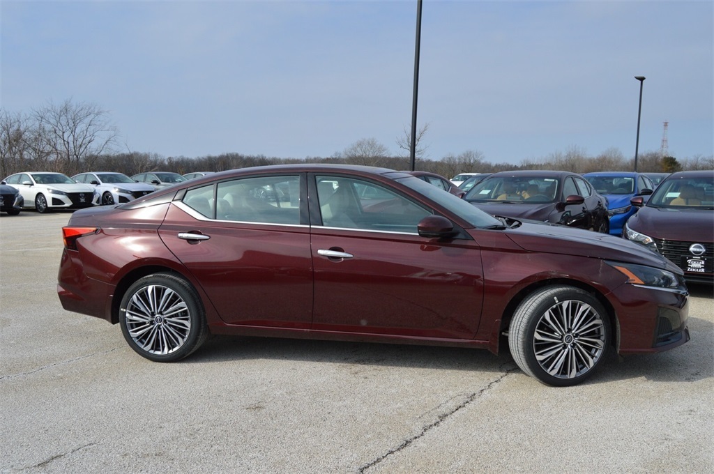 2025 Nissan Altima SL photo 4