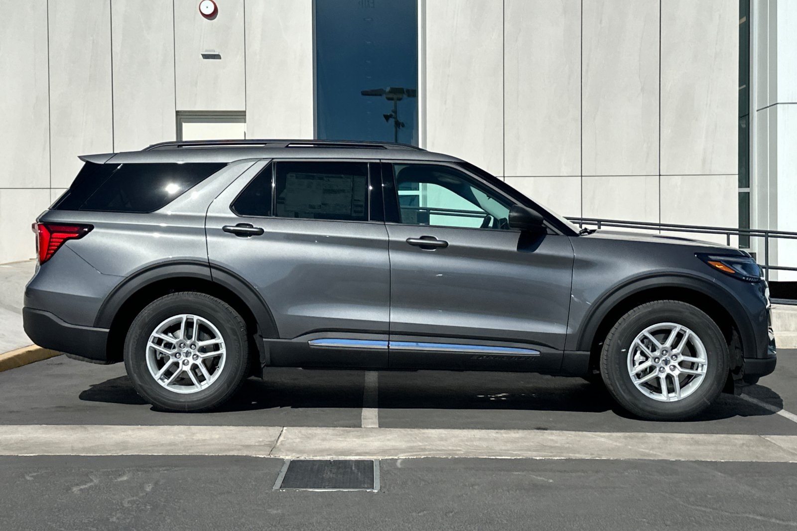 2025 Ford Explorer photo 2