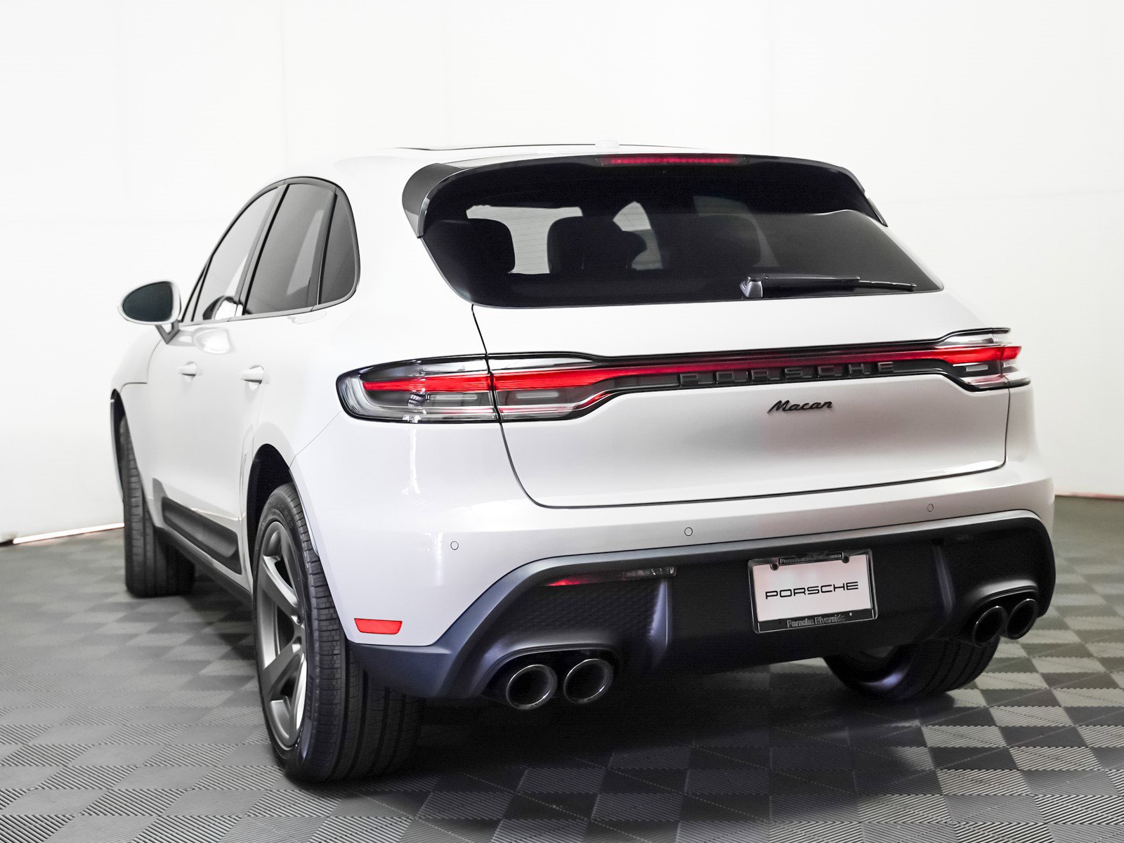 2025 Porsche Macan T photo 2