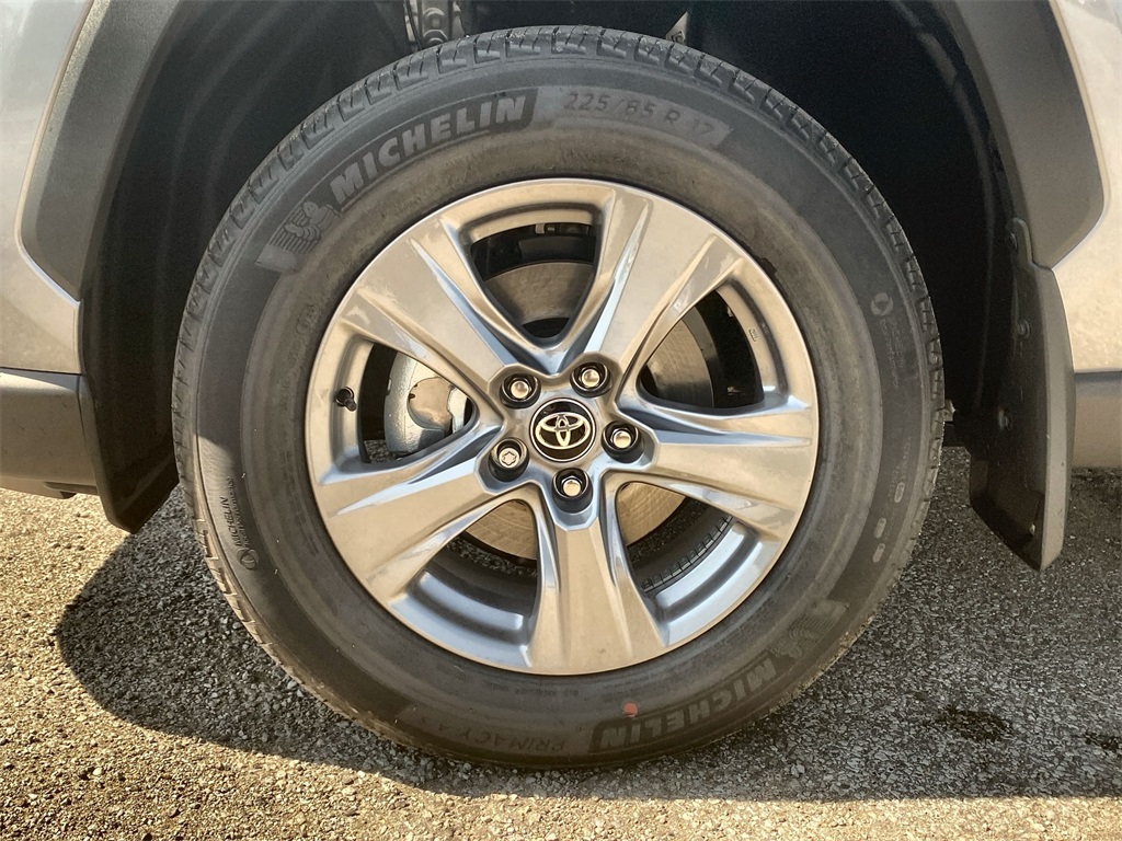 2025 Toyota RAV4 Hybrid XLE photo 18