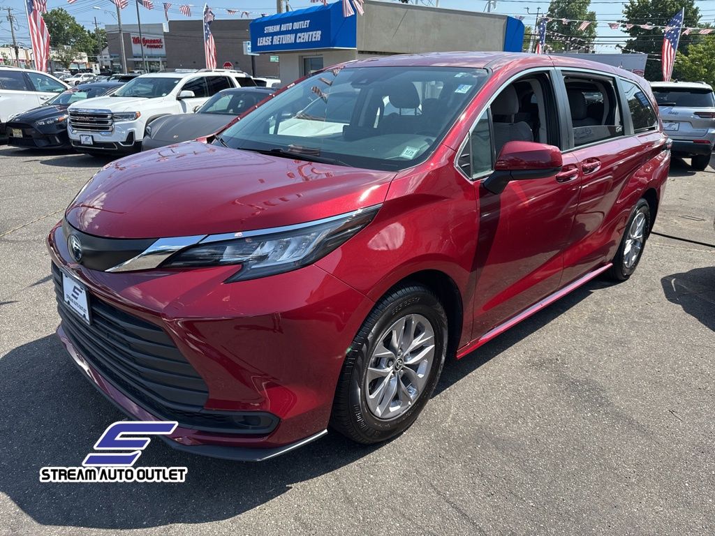 2022 Toyota Sienna LE photo 3