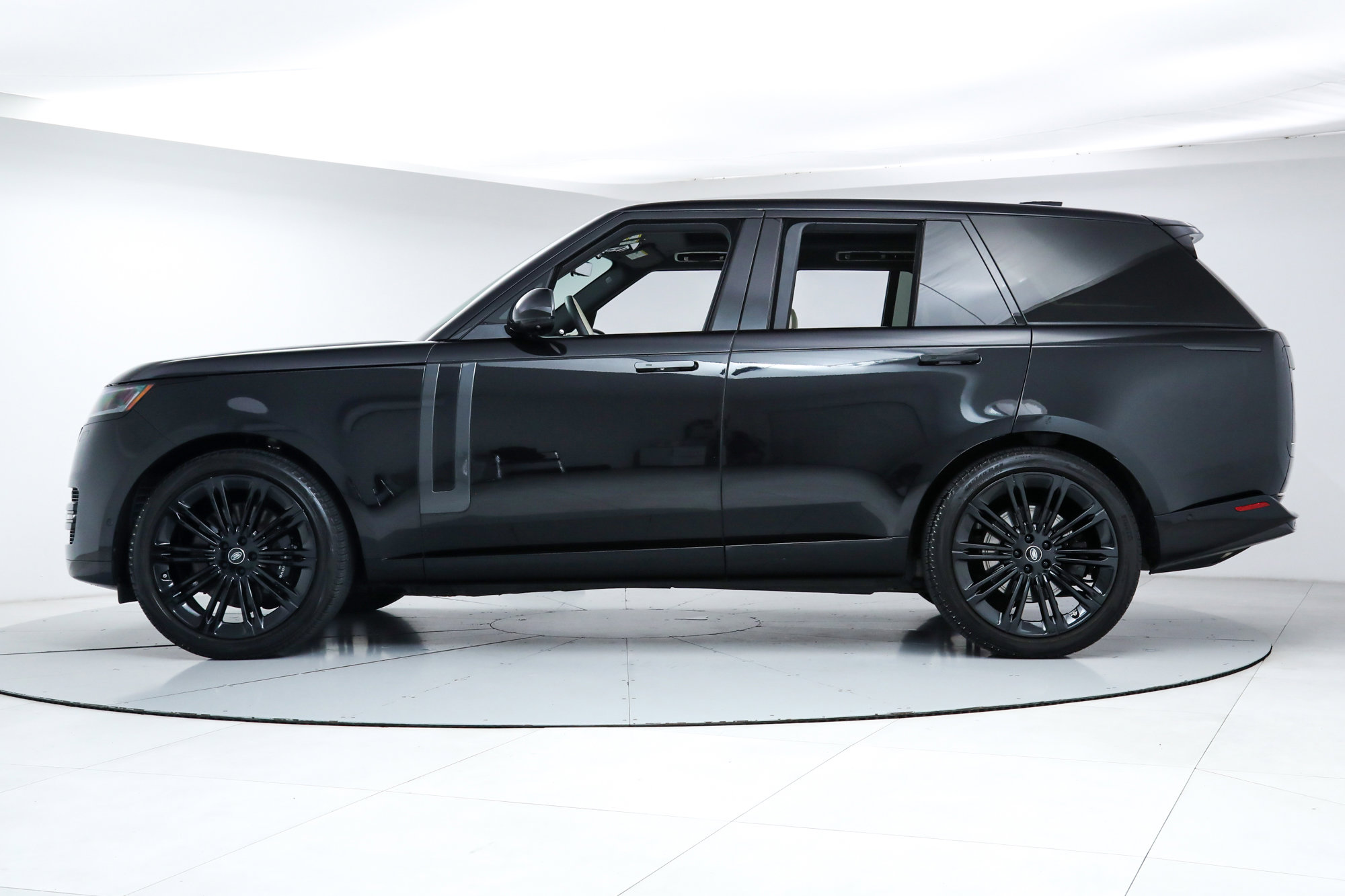 2024 Land Rover Range Rover SE photo 2