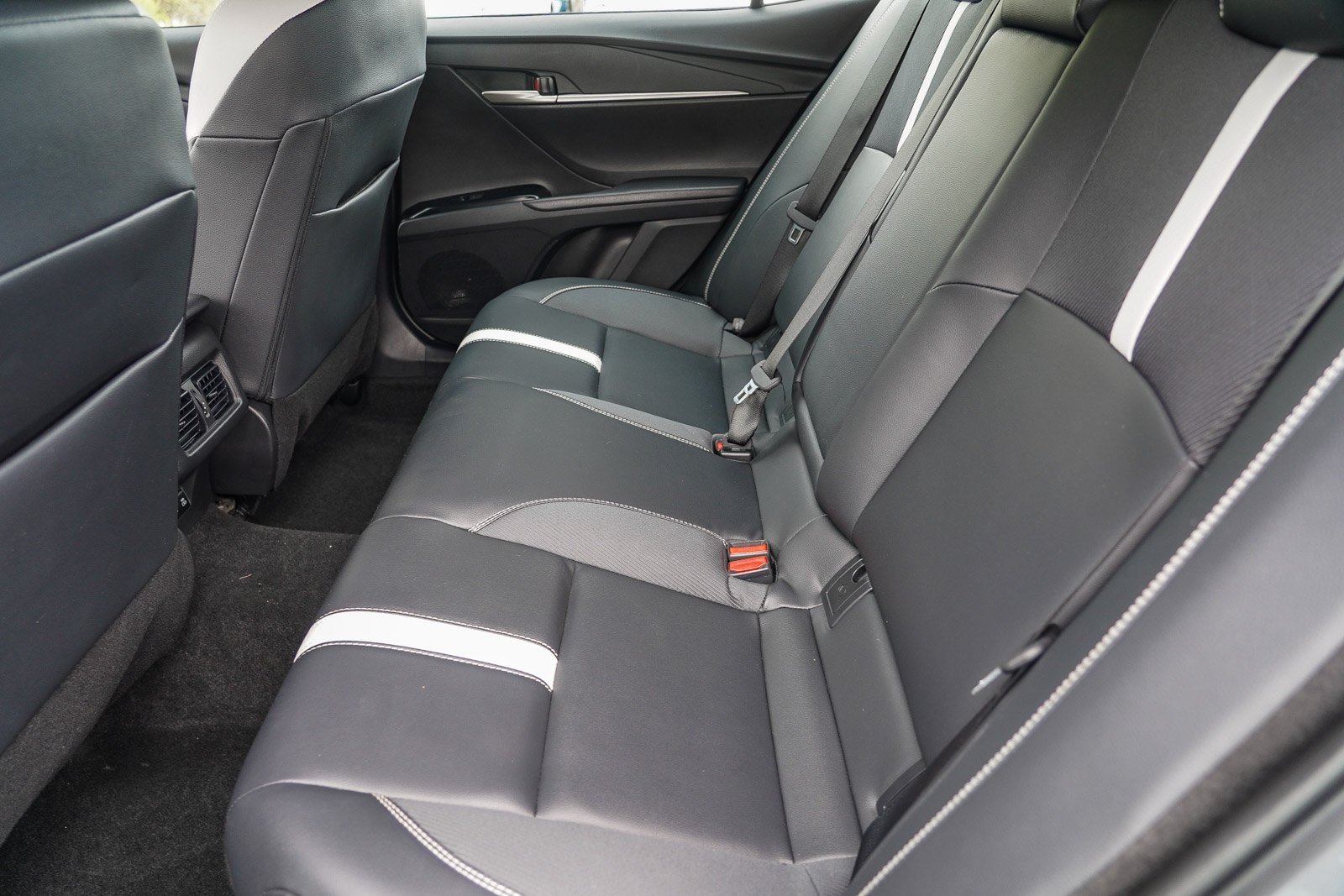 2025 Toyota Camry SE photo 10