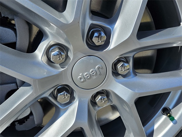 2025 Jeep Grand Cherokee Laredo Altitude photo 18