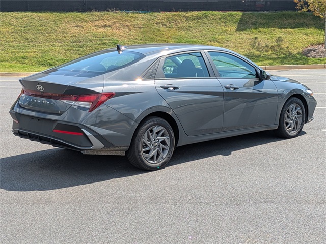 2024 Hyundai Elantra SEL photo 3