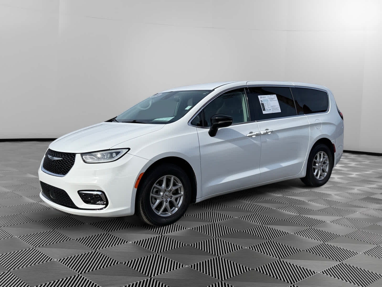 2024 Chrysler Pacifica Touring L's photo