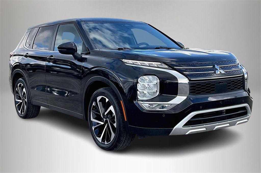 2024 Mitsubishi Outlander SE's photo