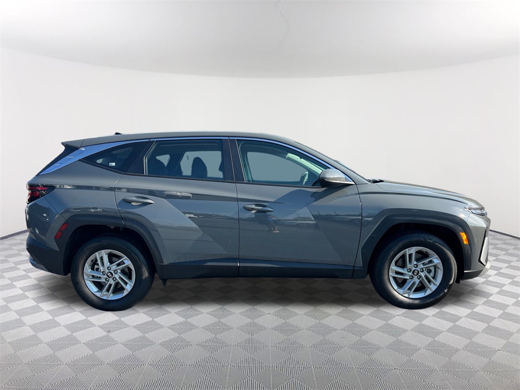 2025 Hyundai Tucson SE photo 4