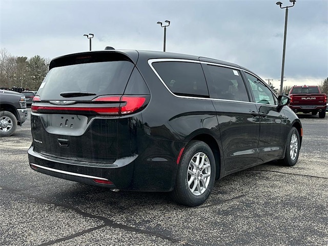 2025 Chrysler Pacifica photo 5