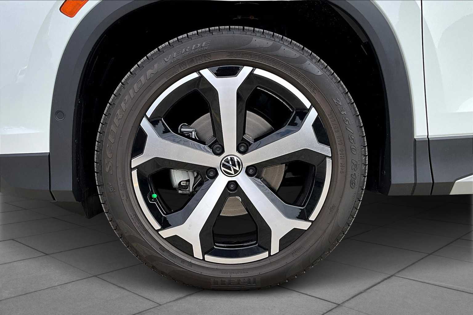 2025 Volkswagen Tiguan SE photo 3