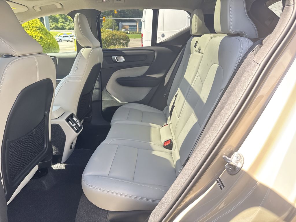 2025 Volvo XC40 Plus photo 32