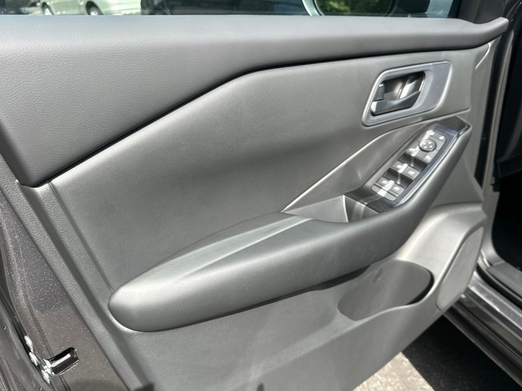 2026 Nissan Rogue S photo 10