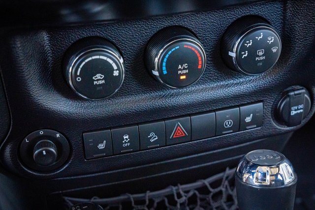 2015 Jeep Wrangler Unlimited Rubicon photo 23