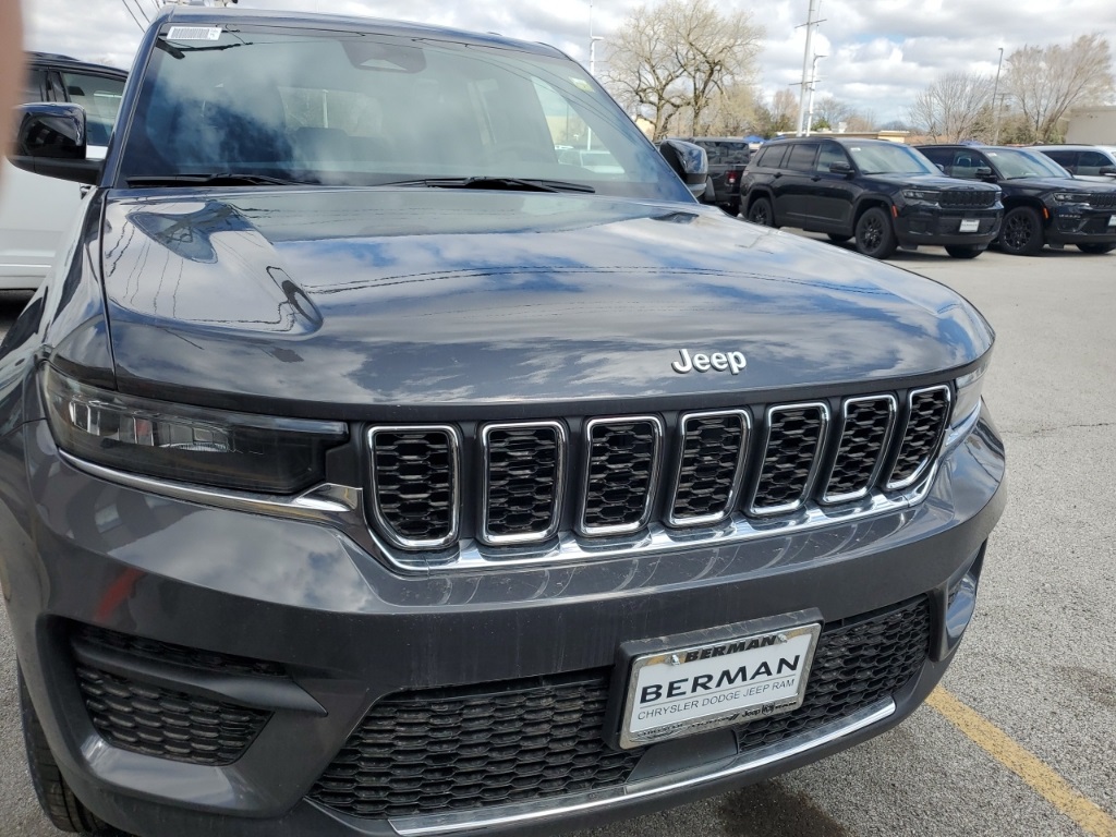2025 Jeep Grand Cherokee Laredo X photo 2