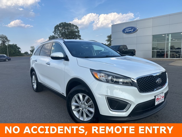 2017 Kia Sorento LX photo 2