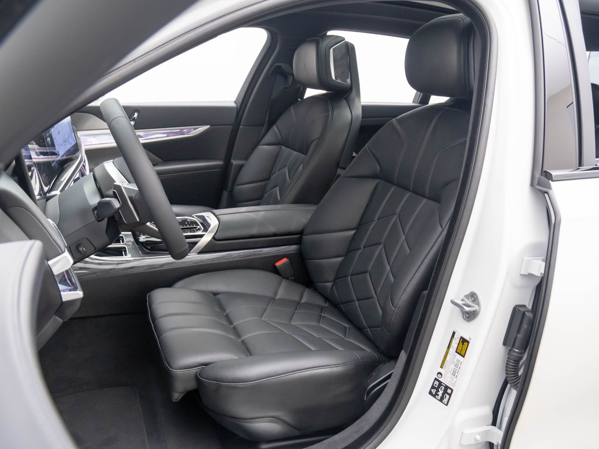 New 2025 Mineral White Metallic BMW 760i xDrive image 15