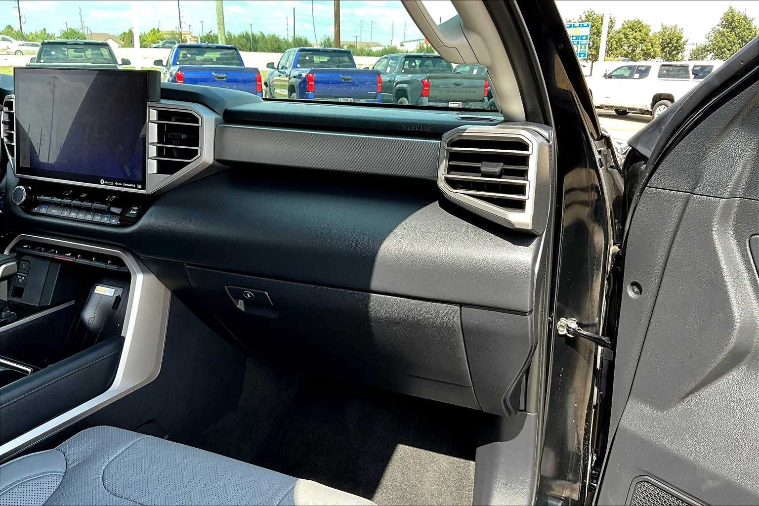 2024 Toyota Tundra Limited CrewMax photo 17
