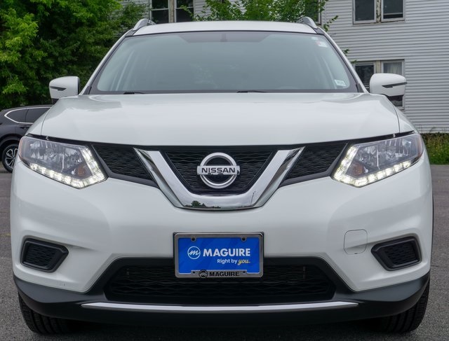 2016 Nissan Rogue SV photo 2