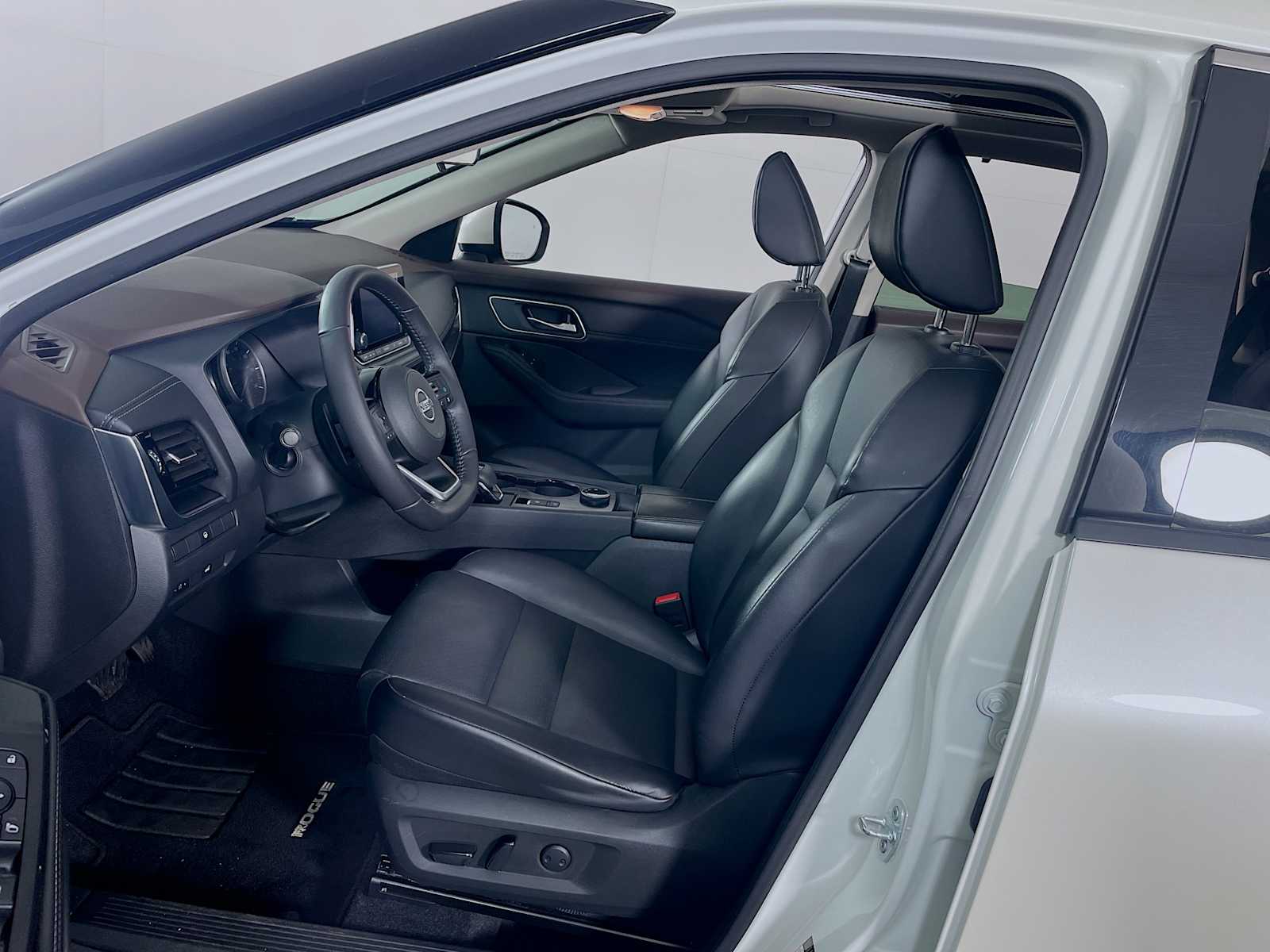 2021 Nissan Rogue SV photo 16