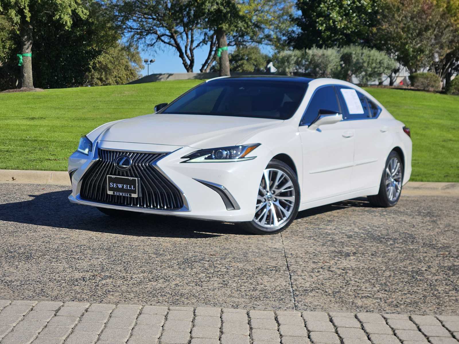 2020 Lexus ES 350's photo