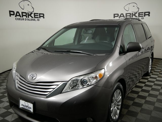 2016 Toyota Sienna XLE's photo