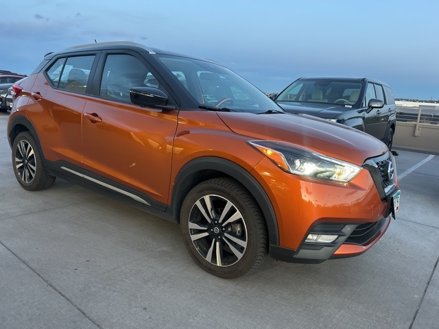 2020 Nissan Kicks SR photo 2