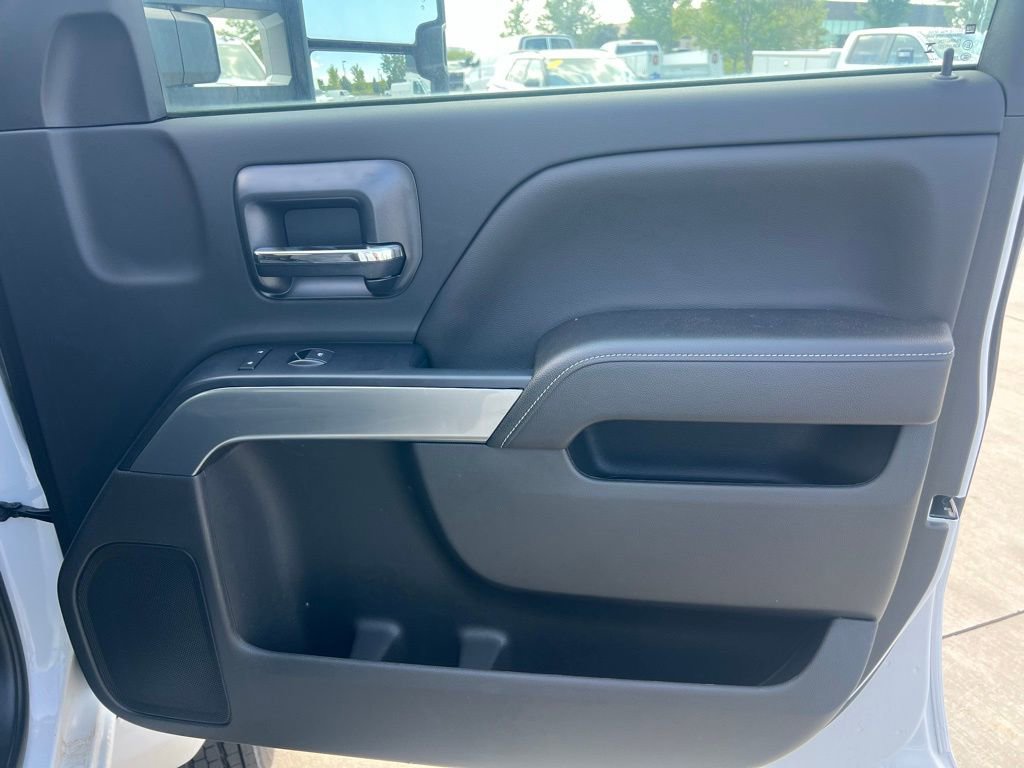 2023 Chevrolet Silverado 5500HD LT photo 23